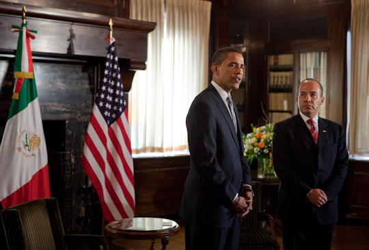 ファイル:President Barack Obama meets President Felipe Calderón.jpg