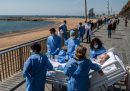 Le foto di un paziente guarito sul lungomare a Barcellona