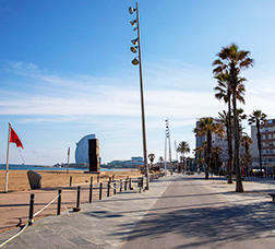 Vistes del passeig Marítim de Barcelona buit