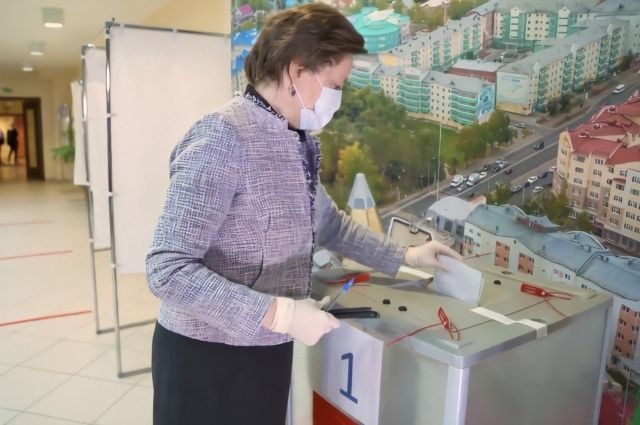 Губернатор Наталья Комарова уже отдала свой голос