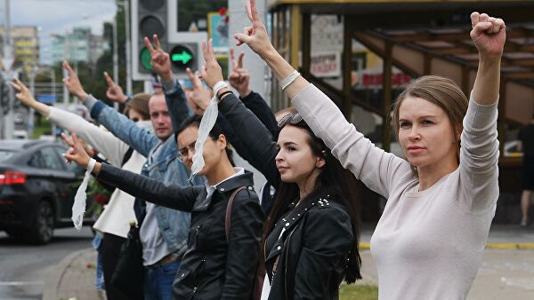 Участники мирной акции протеста в Минске против фальсификации результатов выборов