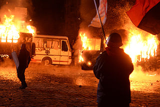 Dynamivska str barricades on fire. Euromaidan Protests. Events of Jan 19, 2014-2.jpg