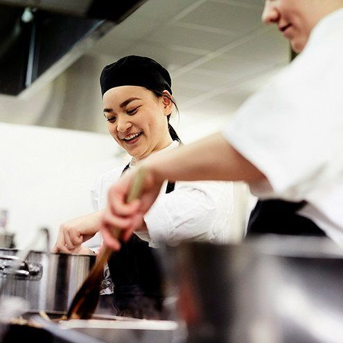 Chef che lavora in un ristorante