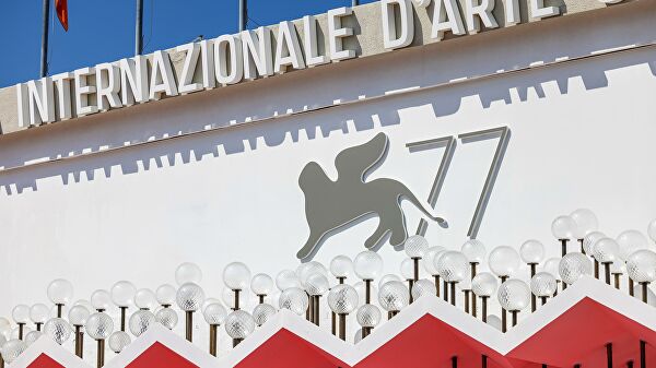 Эмблема 77-го Венецианского кинофестиваля на фасаде Дворца кино на острове Лидо в Венеции.