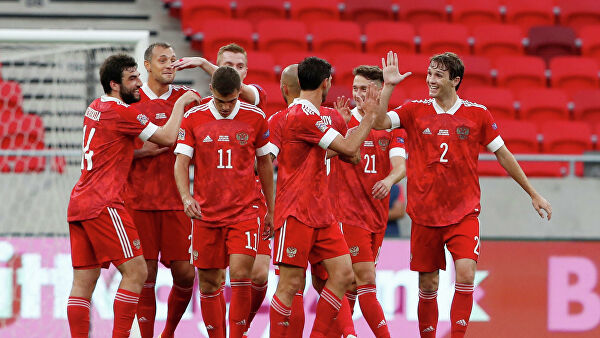 Футболисты сборной России радуются голу в ворота сборной Венгрии