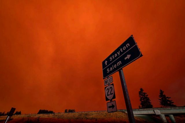 Красное небо и густой смог над городом Салем, штат Орегон.