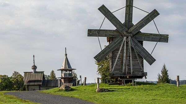 Восьмикрылая ветряная мельница из деревни Волкостров, расположенная на территории государственного историко-архитектурного и этнографического музея-заповедника Кижи на острове Кижи в Карелии