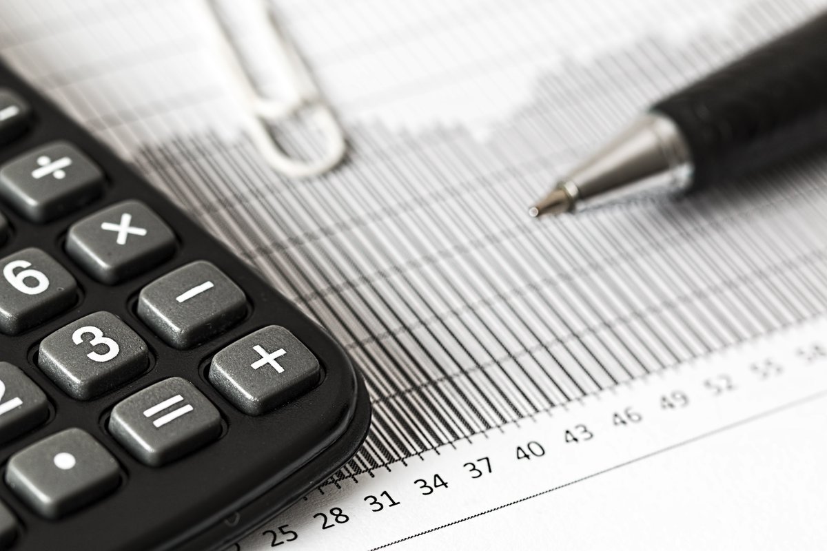 Calculator, graph and pen indicating accounting job