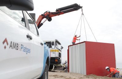 Operaris desmuntant guinguetes de les platges