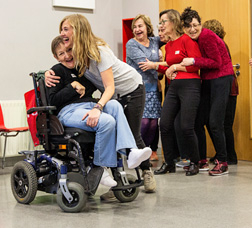 Un grup de dones amb diversitats funcionals en un taller de ball