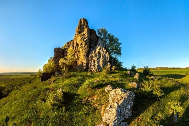 К северу от села возвышается Замок дракона.