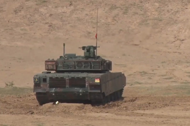 Прыжки и проезд сквозь стену: возможности танка VT-4 показали на видео