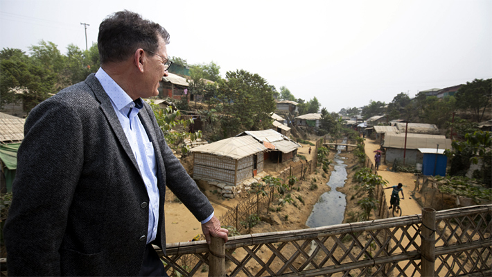 Bundesentwicklungsminister Gerd Müller beim Besuch des Flüchtlingslagers Kutupalong in Cox Bazar, Bangladesch im Februar 2020. Dort leben mehr als 600.000 Mitglieder der Rohingya, die aus Myanmar geflohen sind oder vertrieben wurden.