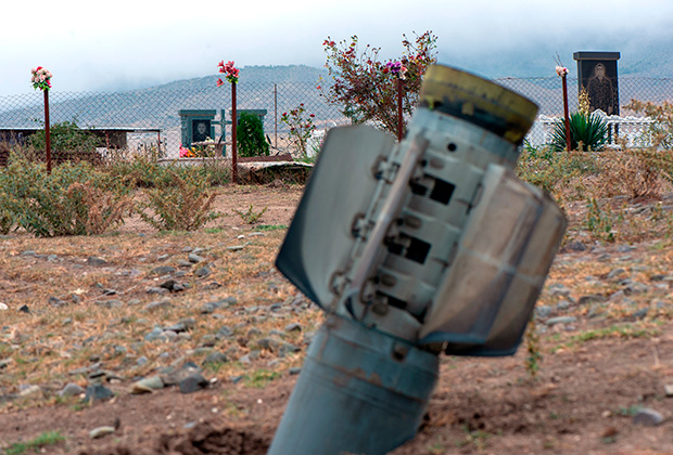 Снаряд азербайджанской РСЗО «Смерч» возле кладбища общины Иванян, Нагорный Карабах