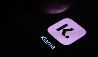 Finger about to press the icon for Klarna&#039;s mobile app