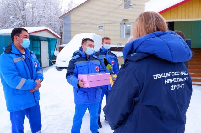 Выпечку доставили врачам скорой помощи Салехарда