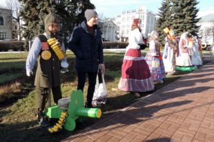 С бойцом и пулемётом, лента которого заправлена блинами, останавливались фотографироваться почти все проходившие мимо мужчины.