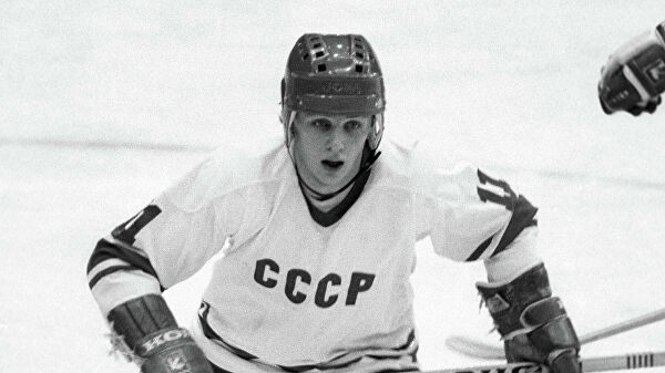 Центральный нападающий сборной СССР Игорь Ларионов на XV Международном хоккейном турнире на приз Известный.