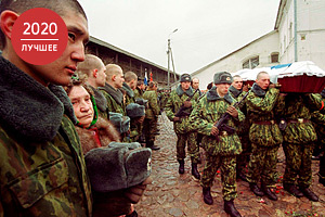 Солдаты выносят с места боя убитого бойца 6-й роты 104-го полка ВДВ РФ