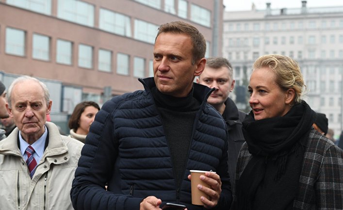 Алексей Навальный с супругой Юлией на согласованном митинге