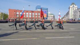 В Новосибирске прошли парад Победы и шествие «Бессмертного полка»