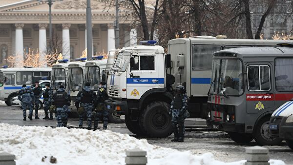 Сотрудники полиции на Театральной площади в Москве