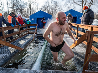 Крещенские купания на озере Верхнем в Центральном парке культуры и отдыха имени Гагарина в Южно-Сахалинске