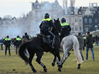 Полиция во время беспорядков в Амстердаме