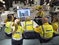 Сотрудники IKEA совещаются на рабочем месте