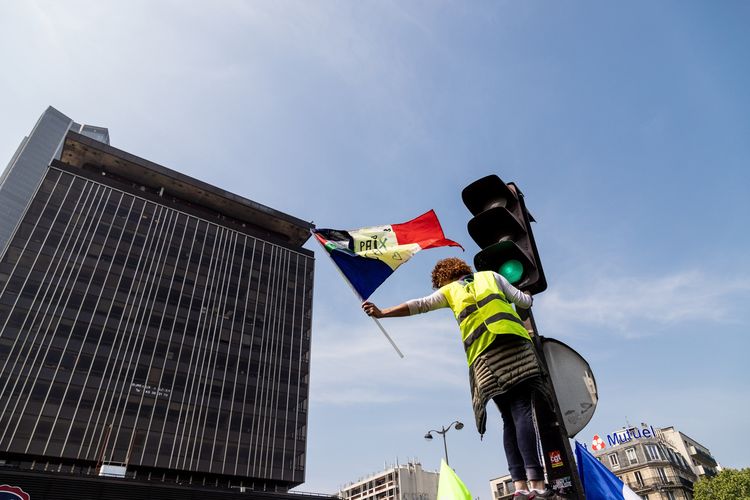 Yellow Vests Join International Workers' Day Protests