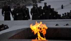 Чтобы помнили. На Пискаревском кладбище возложили венки в память о жителях и защитниках блокадного Ленинграда