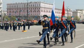 Десятки тысяч челябинцев собрались в центре города в честь Дня Победы