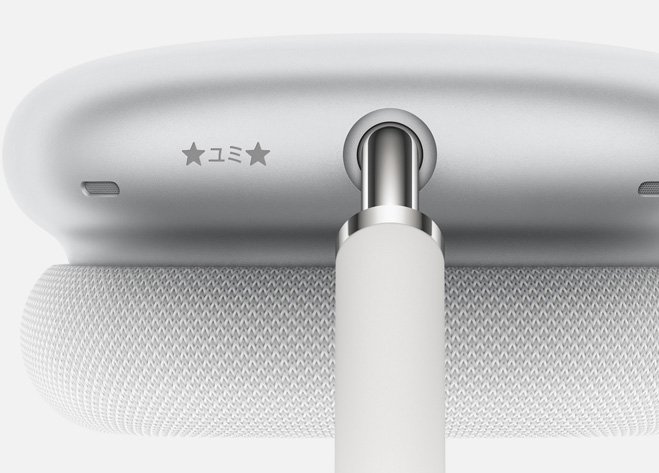 AirPods Maxのイヤーカップに刻印されたイニシャルを示す画像。