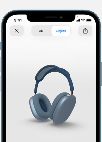 Slika na kojoj se prikazuju nebesko plave AirPods Max slušalice na zaslonu Proširena stvarnost na iPhone uređaju.