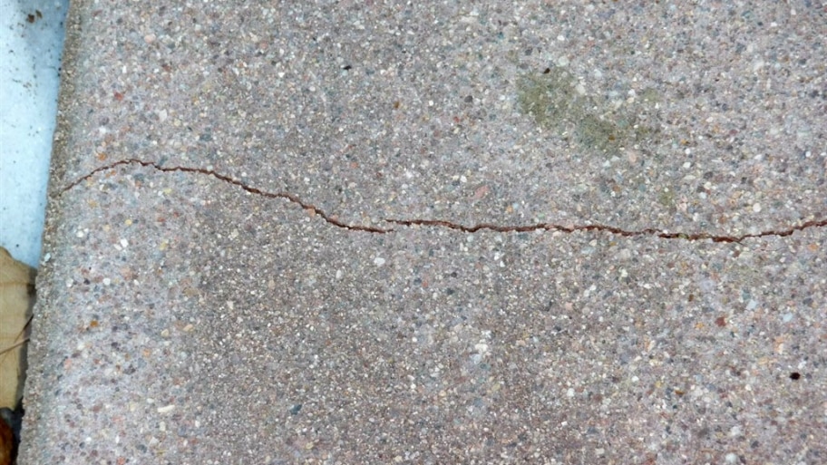 crack in concrete driveway