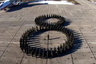 Видео: В Беларуси военные пилоты устроили на авиабазе музыкальный флэшмоб