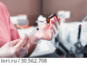 Doctor dialing medicine in to the syringe. Стоковое фото, фотограф Tryapitsyn Sergiy / Фотобанк Лори