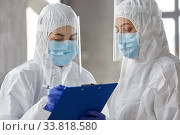 doctors in medical mask and shield with clipboard. Стоковое фото, фотограф Syda Productions / Фотобанк Лори