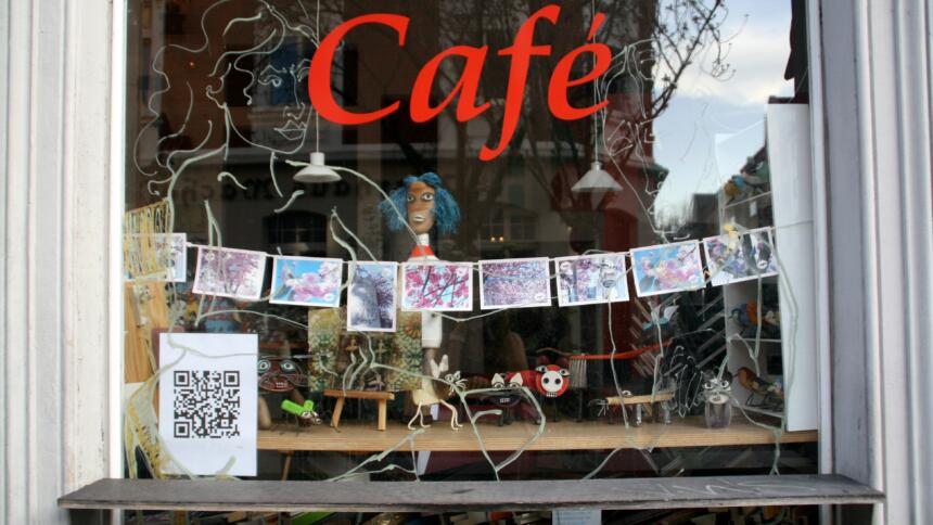 Schaufenster eines Cafés mit QR-Code