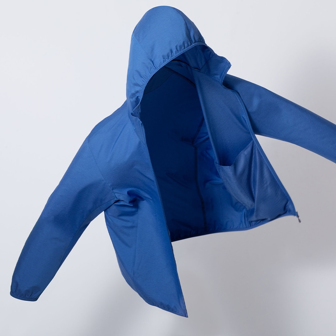 Packable, water-repellent outerwear with UV protection function.