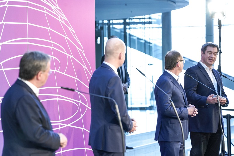 Armin Laschet und Markus Söder bei der Pressekonferenz am 11. April im Bundestag