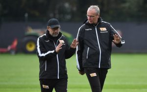 Christoph Biermann im Gespräch mit Trainer Urs Fischer beim Training des 1. FC Union