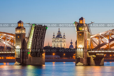 Санкт-Петербург. Смольный собор в проеме разведенного Большеохтинского моста