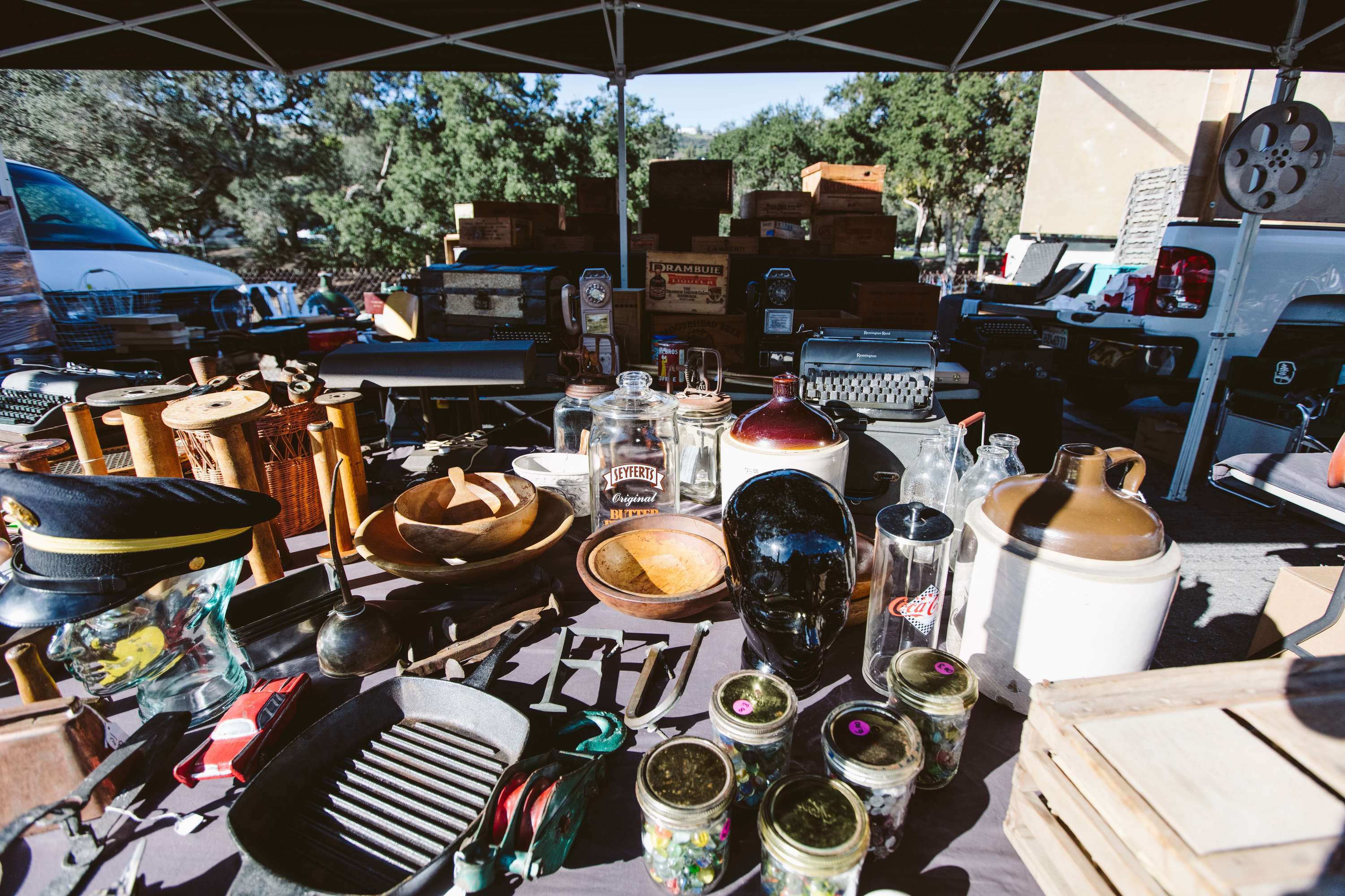 16. Busca antigüedades en el Rose Bowl Flea Market