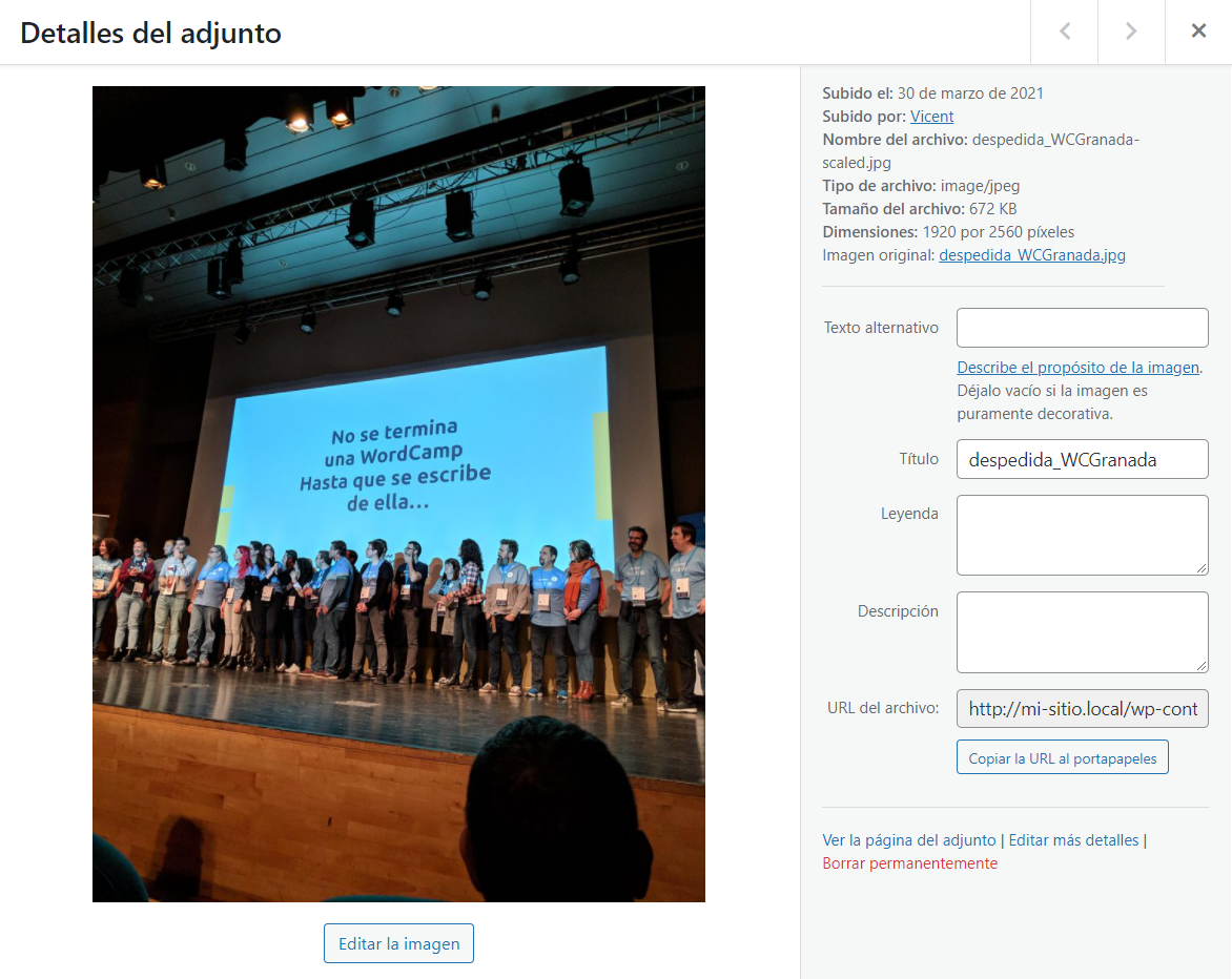 Ventana "Detalles del adjunto" en la que añadir información a una imagen de la biblioteca de medios de WordPress.
