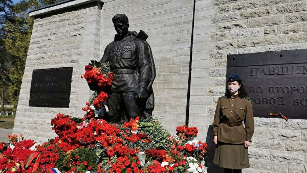 В почетном карауле один человек у Бронзового солдата в Таллине 
