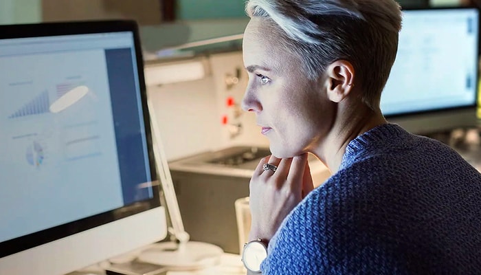 Woman looking at dashboard in a computer screen