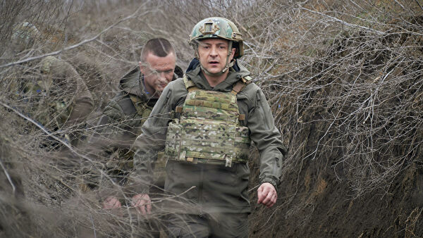Президент Украины Владимир Зеленский во время посещения позиций украинских войск в Донбассе