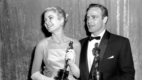 Грейс Келли и Марлон Брандо получают Оскар в 1955