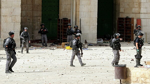 Сотрудники правоохранительных органов Израиля возле мечети Аль-Акса в Иерусалиме